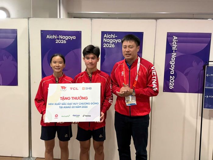  Nguyễn Hoàng Minh Tân và Trịnh Gia Nghi nhận thưởng sau khi đoạt Huy chương Đồng. Ảnh: Bùi Lượng 