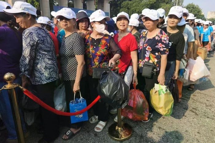 Người dân xếp hàng để tham gia chương trình đổi rác tái chế lấy quà tặng. Ảnh: Trung Hiếu.
