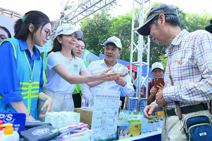 Thứ trưởng Bộ NN&MT Lê Trọng Yên cùng các đại biểu tham gia hoạt động phân loại và đổi chất thải có thể tái chế lấy quà.