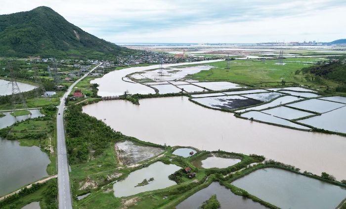 Trong khi các dự án chống ngập úng tiêu tốn khoản Ngân sách Nhà nước rất lớn nhưng không phát huy hiệu quả, dự án mới đang ở bước lập nghiên cứu khả thi thì KKT Vũng Áng vẫn đang đối mặt với tình trạng ngập úng cục bộ quanh năm.