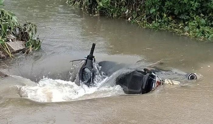 Xe máy của một nam sinh viên được phát hiện ở miệng cống.