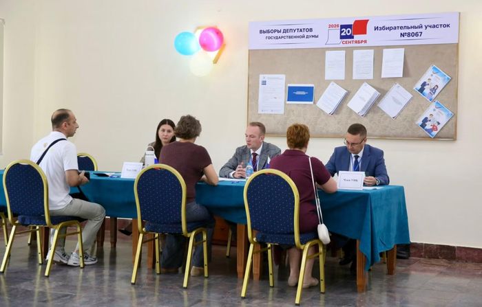 Các công dân Nga đăng ký bầu cử tại điểm bỏ phiếu ở Đại sứ quán Nga tại Hà Nội.