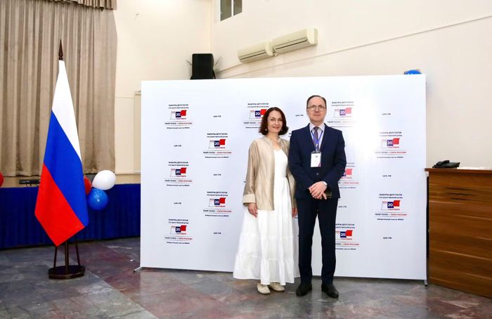 Đại sứ Gennady Bezdetko và Phu nhân Elena Bezdetko tại điểm bỏ phiếu ở Đại sứ quán Nga tại Hà Nội.
