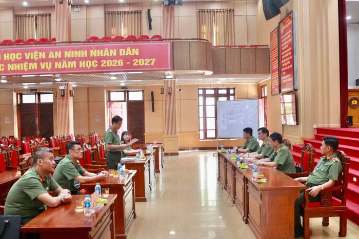 Đại tá, PGS.TS Nguyễn Hồng Thái, Phó Giám đốc Học viện ANND báo cáo với đoàn kiểm tra về công tác chuẩn bị cho kỳ thi.