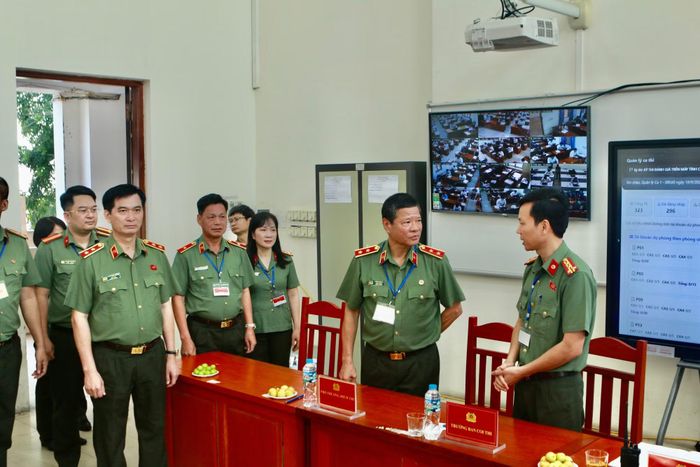 Trung tướng Trần Minh Lệ và đoàn công tác kiểm tra công tác tổ chức kỳ thi văn bằng 2 Công an tại Học viện ANND.