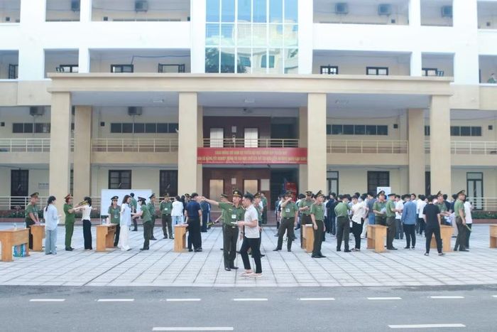 Cán bộ Học viện ANND rà soát, kiểm tra an ninh trước khi thí sinh vào phòng thi sáng 20/9.