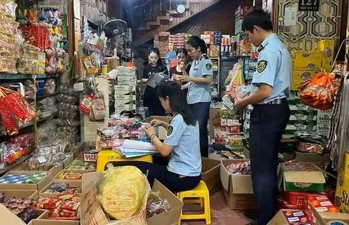 Lực lượng Quản lý thị trường kiểm tra hàng hóa tại cơ sở kinh doanh.