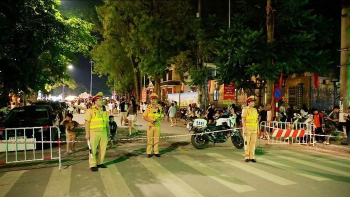 Lực lượng Cảnh sát giao thông Công an tỉnh lập chốt, đảm bảo trật tự, an toàn giao thông tại các tuyến đường rẽ vào khu vực đường Hùng Vương, phường Lương Văn Tri.