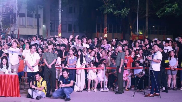 Cán bộ chiến sĩ Công an tỉnh Lạng Sơn đảm bảo an ninh trật tự tại khu vực sân khấu, đại biểu và nhân dân tham dự chương trình của Lễ hội.