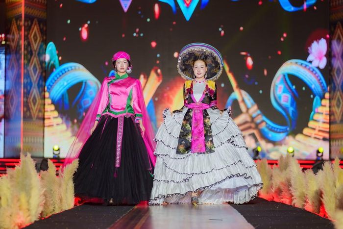 Các trang phục dân tộc đầy màu sắc tại Carnaval “Thổ cẩm Tây Bắc”.