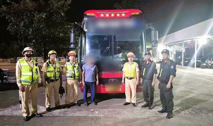 Cơ quan Công an tạm giữ xe khách cùng 15 xe mô tô để xác minh, làm rõ.