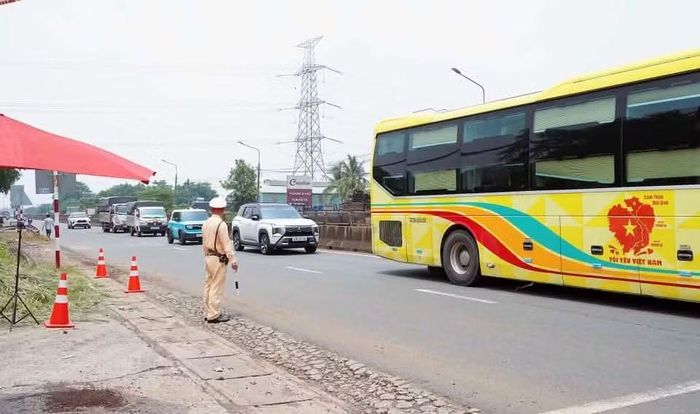 CSGT kiểm soát trên Quốc lộ 1A.