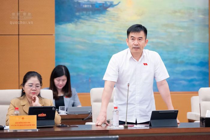 Ủy viên là ĐBQH hoạt động chuyên trách tại Ủy ban Quốc phòng, An ninh và Đối ngoại Nguyễn Trung Kiên phát biểu tại phiên giải trình.