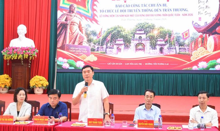 Phó Giám đốc Sở Văn hoá và Thể thao tỉnh Ninh Bình Ngô Thanh Tuân cùng Ban tổ chức trao đổi về Lễ hội Đền Trần Thương năm 2026.