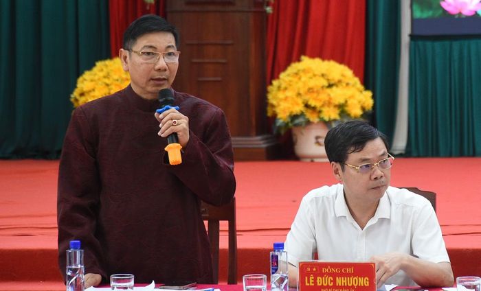 Tổng đạo diễn Lê Thế Song trao đổi về lễ khai hội và lễ tưởng niệm 726 năm ngày mất Hưng Đạo vương Trần Quốc Tuấn.