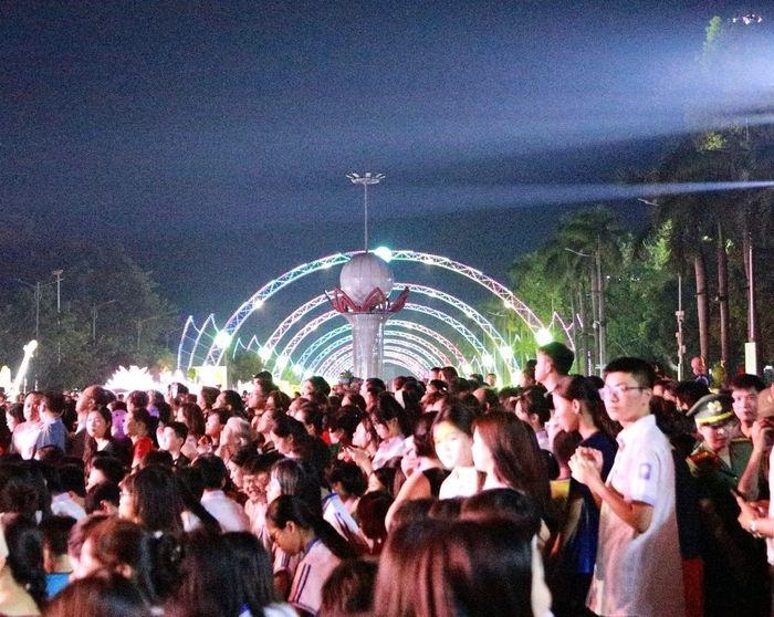 Hàng vạn người dân Lạng Sơn và du khách tham dự khai mạc Lễ hội Ánh sáng biên cương.