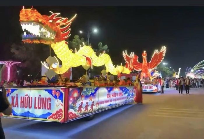 Sau chương trình nghệ thuật, các mô hình đèn lồng diễu hành qua những tuyến phố, nối tiếp không khí sôi động của đêm hội.