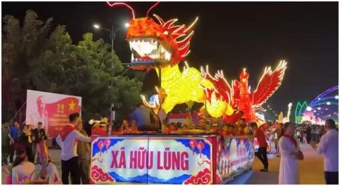 Được tổ chức đúng dịp Trung thu, lễ hội chú trọng đến không gian vui chơi và thưởng thức văn hóa của thiếu nhi. Các mô hình đèn lồng, hoạt động diễu hành trên các tuyến phố trung tâm mang lại không khí Trung thu gần gũi, ấm áp và đậm nét truyền thống.