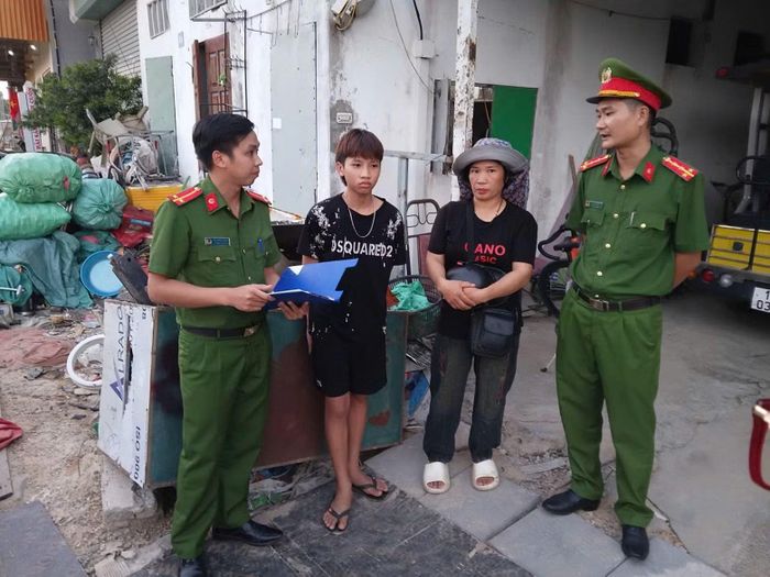 Các đồng chí Công an đặc khu đến thăm và trả điện thoại cho mẹ con chị Nguyệt và nhận lời hứa sẽ hạn chế sử dụng điện thoại sai mục đích của cháu Long.