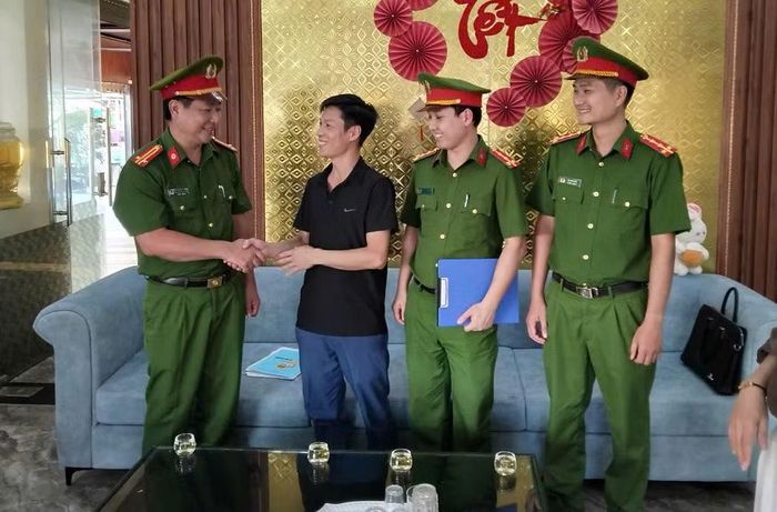 Công an đặc khu Cô Tô tuyên truyền, giáo dục pháp luật cho nhân dân.