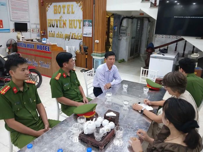 Công an Đặc khu Cô Tô trao đổi với ông Bùi Văn Huy, Bí thư Chi bộ khu phố Nam Hải về việc thực hiện mục tiêu "Không ma tuý, không tội phạm" trên đảo.