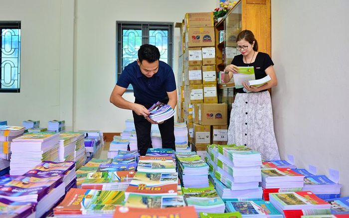 Giáo viên kiểm đếm sách giáo khoa. Ảnh: Trường THPT Văn Chấn