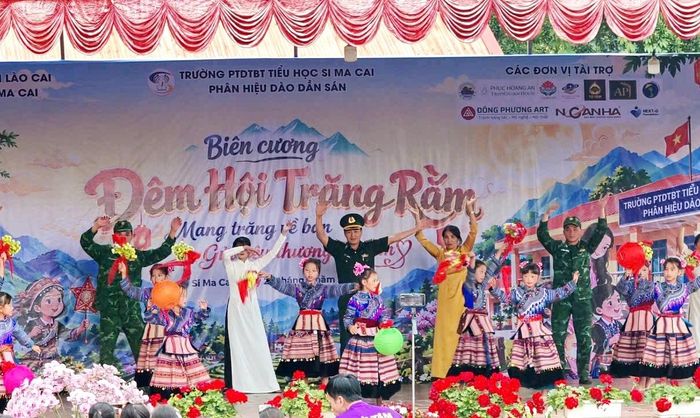 Cán bộ, chiến sĩ Đồn Biên phòng Si Ma Cai vui Tết Trung thu cùng các cháu Trường Phổ thông dân tộc nội trú Tiểu học Si Ma Cai (Lào Cai). Ảnh: Phạm Hậu