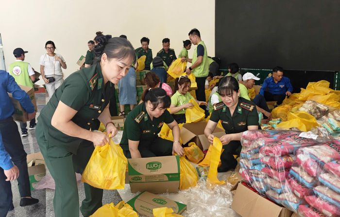 Những phần quà ấm áp tình quân dân nơi biên giới Lào Cai. Ảnh: Trung Thành