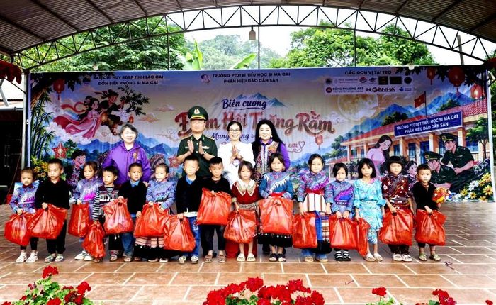 Đại tá Trần Quang Tùng, Chính ủy Bộ đội Biên phòng tỉnh Lào Cai tặng các cháu học sinh tại "Đêm hội trăng rằm" tổ chức tại phân hiệu Dào Dần Sán, Trường Phổ thông dân tộc nội trú Tiểu học Si Ma Cai (Lào Cai). Ảnh: Phạm Hậu