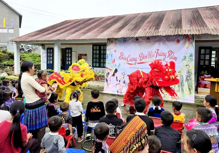 Trẻ em thôn Dê Trú Thàng, xã biên giới Mường Khương vui Tết Trung thu sớm do Đồn Biên phòng Mường Khương tổ chức. Ảnh: Đồn Biên phòng Mường Khương