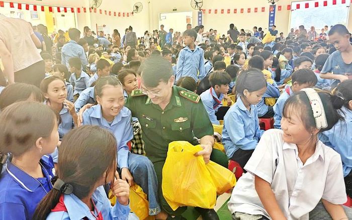 Những phần quà thắm tình quân dân nơi biên giới Lào Cai. Ảnh: Phạm Hậu