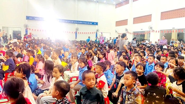 Học sinh biên giới Lào Cai vui Tết Trung thu sớm. Ảnh: Ngọc Anh