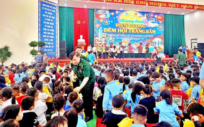 Chương trình "Biên cương đêm hội trăng rằm" tại Trường Mầm non và Trường Phổ thông dân tộc nội trú, Tiểu học và Trung học cơ sở A Mú Sung. Ảnh: Trung Thành