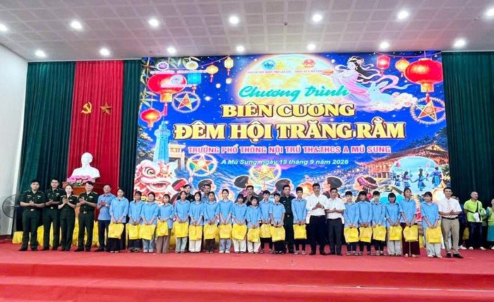Ban Chỉ huy Biên phòng Lào Cai tặng quà học sinh vượt khó học giỏi tại Trường Phổ thông dân tộc nội trú, Tiểu học và Trung học cơ sở A Mú Sung. Ảnh: Ngọc Anh