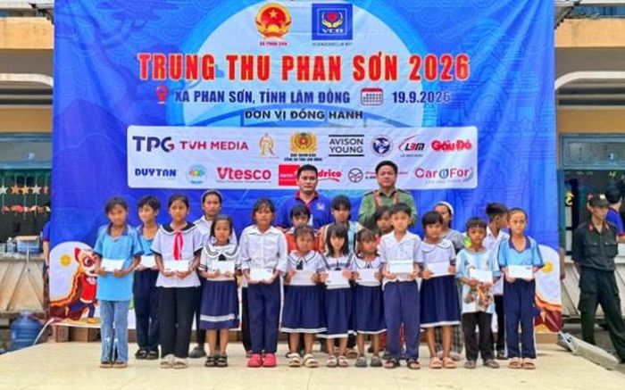Phòng Công tác chính trị Công an tỉnh Lâm Đồng và Câu lạc bộ Vì Cộng đồng trao học bổng động viên các học sinh Trường Tiểu học và THCS Sơn Lâm