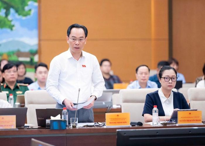 Bộ trưởng Bộ Giáo dục và Đào tạo Hoàng Minh Sơn phát biểu giải trình. Ảnh: Quochoi.vn