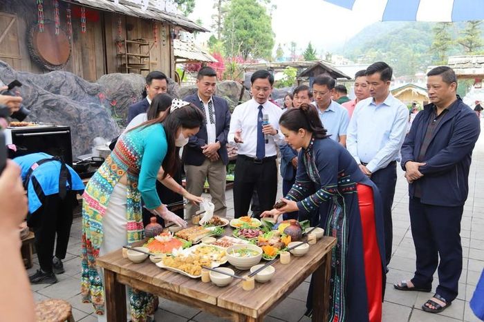 Trình bày "Mâm cơm hương vị Tây Bắc". Ảnh: SP