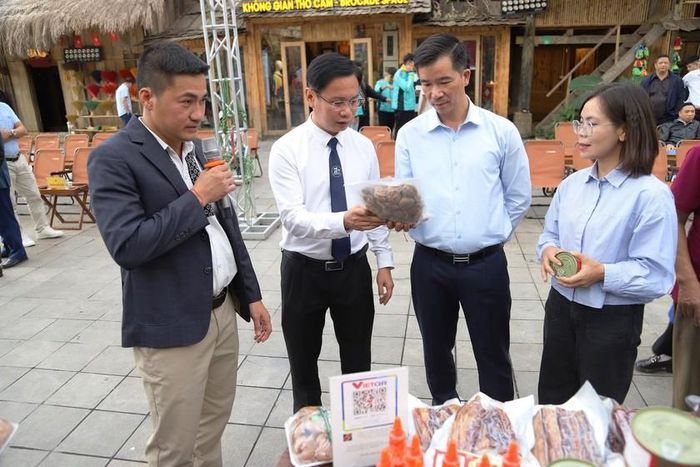 Giới thiệu sản phẩm OCOP của Sa Pa. Ảnh: SP