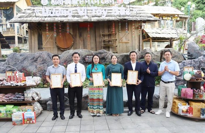 Trao Giấy chứng nhận OCOP cho các sản phẩm đặc trưng đạt chuẩn. Đây là sự ghi nhận xứng đáng cho những nỗ lực nâng cao chất lượng, giá trị nông sản địa phương, khẳng định vị thế của thương hiệu ẩm thực Sa Pa trên bản đồ du lịch trong và ngoài nước. Ảnh: SP