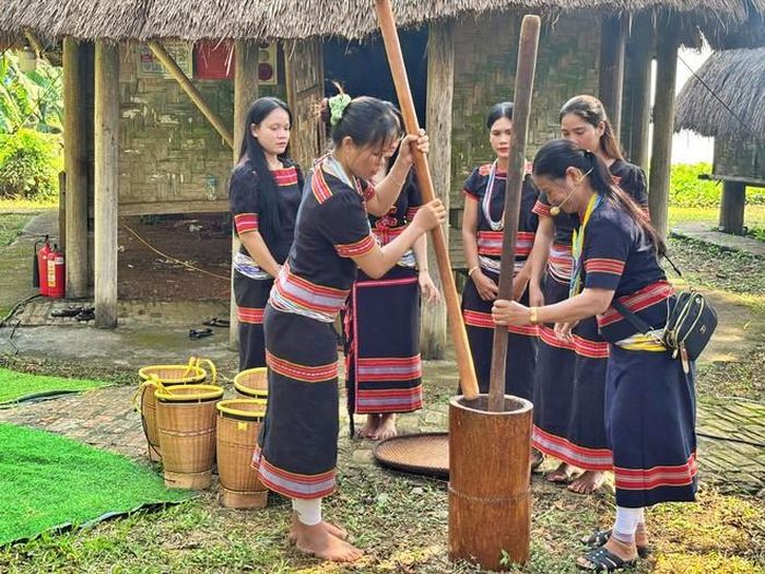 Nghi thức chuẩn bị các vật phẩm cúng tế của đồng bào Giẻ Triêng tại Làng Văn hoá, Du lịch các dân tộc Việt Nam. Ảnh: Thu Lê