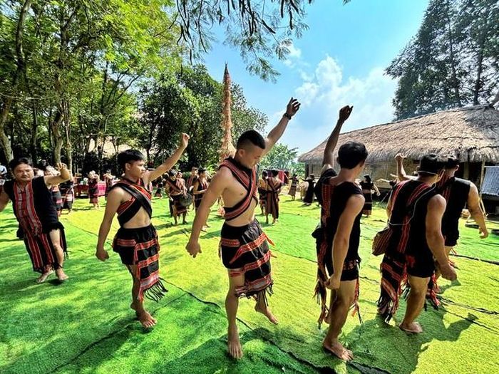 Vũ điệu trình diễn của bà con người Giẻ Triêng trong Tết Mùa tại Làng Văn hoá - Du lịch các dân tộc Việt Nam. Ảnh: Thu Lê