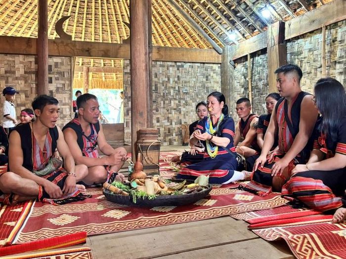 Nữ Già làng thực hiện nghi thức tâm linh thiêng liêng trong lễ ăn mừng lúa mới. Ảnh: Thu Lê