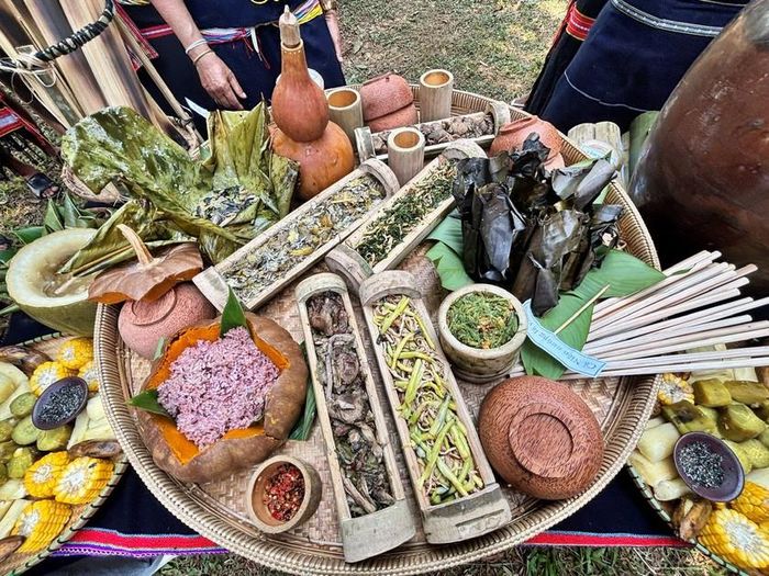Mâm cơm ngày ăn mừng lúa mới của bà con Giẻ Triêng. Ảnh: Thu Lê