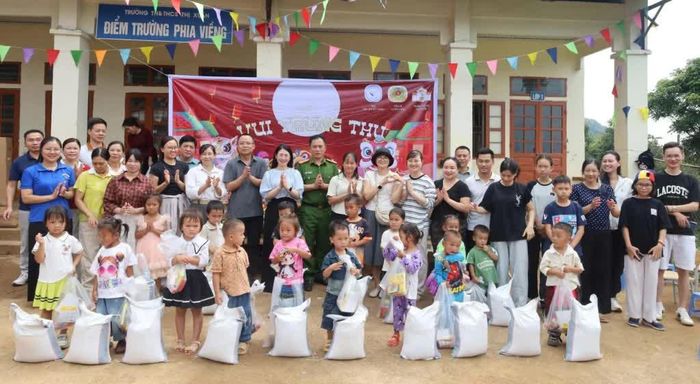 Đoàn thiện nguyện Trái tim yêu thương Hà Nội trao quà cho học sinh Điểm trường Phia Viềng.