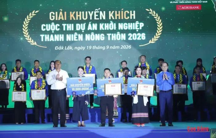 Ban Tổ chức trao giải khuyến khích cho các dự án tại Cuộc thi Dự án khởi nghiệp thanh niên nông thôn năm 2026.