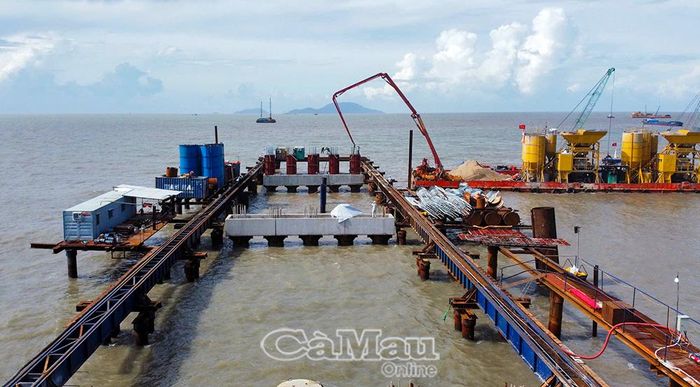 Dự án đường ra đảo Hòn Khoai đang được các đơn vị tăng tốc thi công trong điều kiện thời tiết bất lợi.