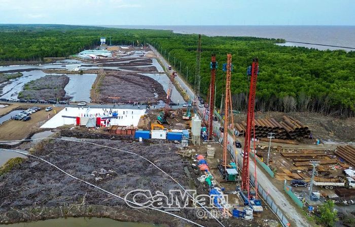 Trang thiết bị hiện đại được huy động để đẩy nhanh tiến độ thi công cao tốc Cái Nước - Đất Mũi.
