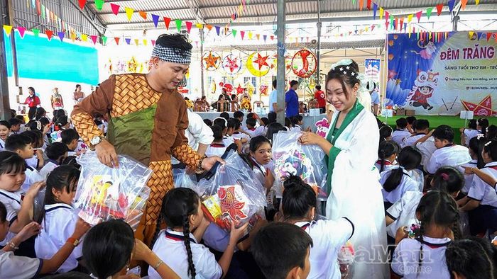 Những tình nguyện viên Nhóm thiện nguyện Hữu Duyên hoá thân thành chị Hằng, chú Cuội hoạt náo, trao quà bánh, đèn Trung thu cho các em nhỏ.
