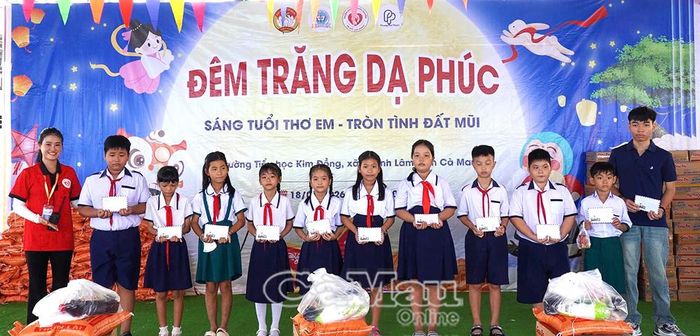Những suất học bổng như lời động viên cố gắng học tập cho học sinh vùng biển.