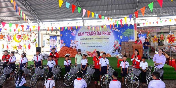 Nhóm thiện nguyện Hữu Duyên trao xe đạp, tiếp sức con đường tới trường cho các em học sinh có hoàn cảnh khó khăn.